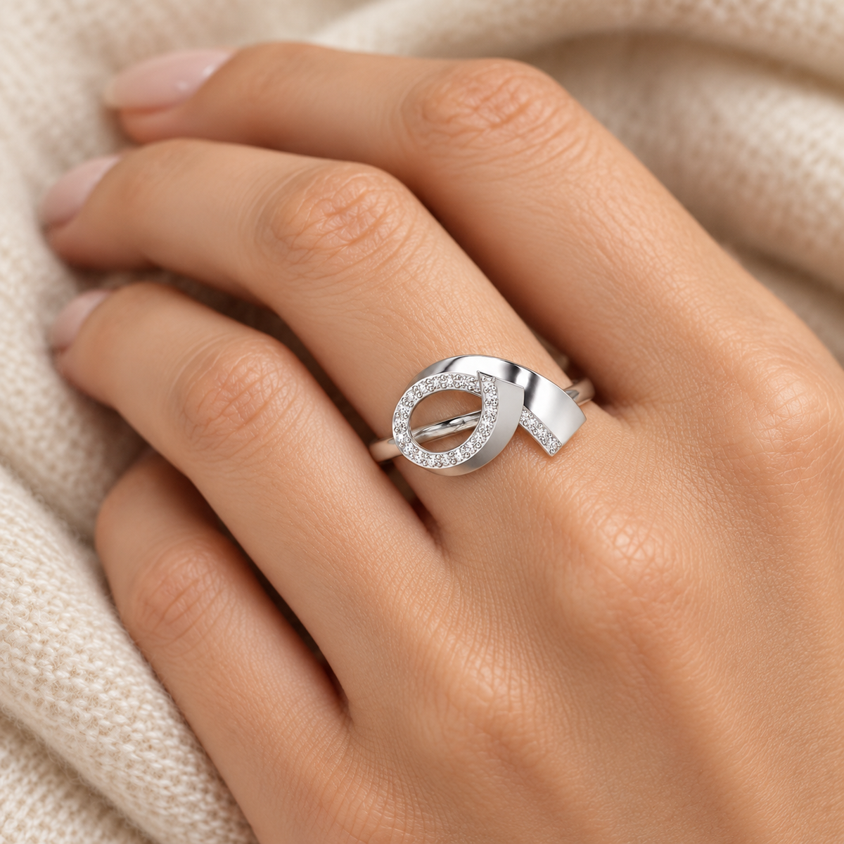 Celestial Glow Silver Ring - White Gold - Model
