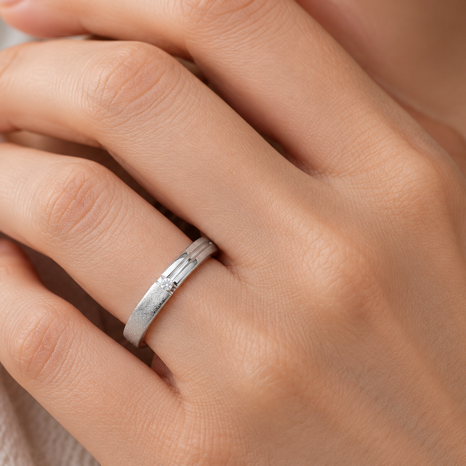 Aveline Simplicity Silver Ring square model image