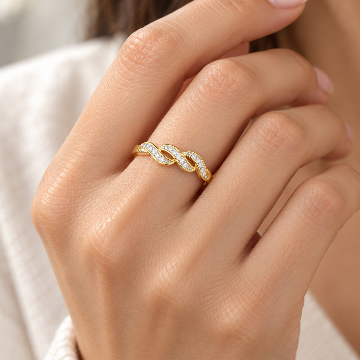 Opulent Beauty Silver Ring — Yellow Gold — Model