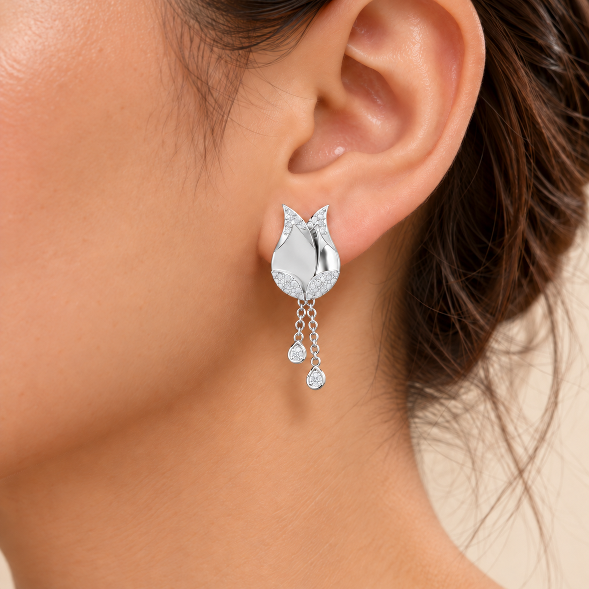 Dazzling Bud Silver Earrings - White Gold - Model