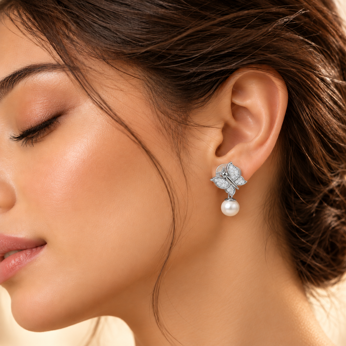 Fresh Wings Silver Pearl Earrings - White Gold - Model