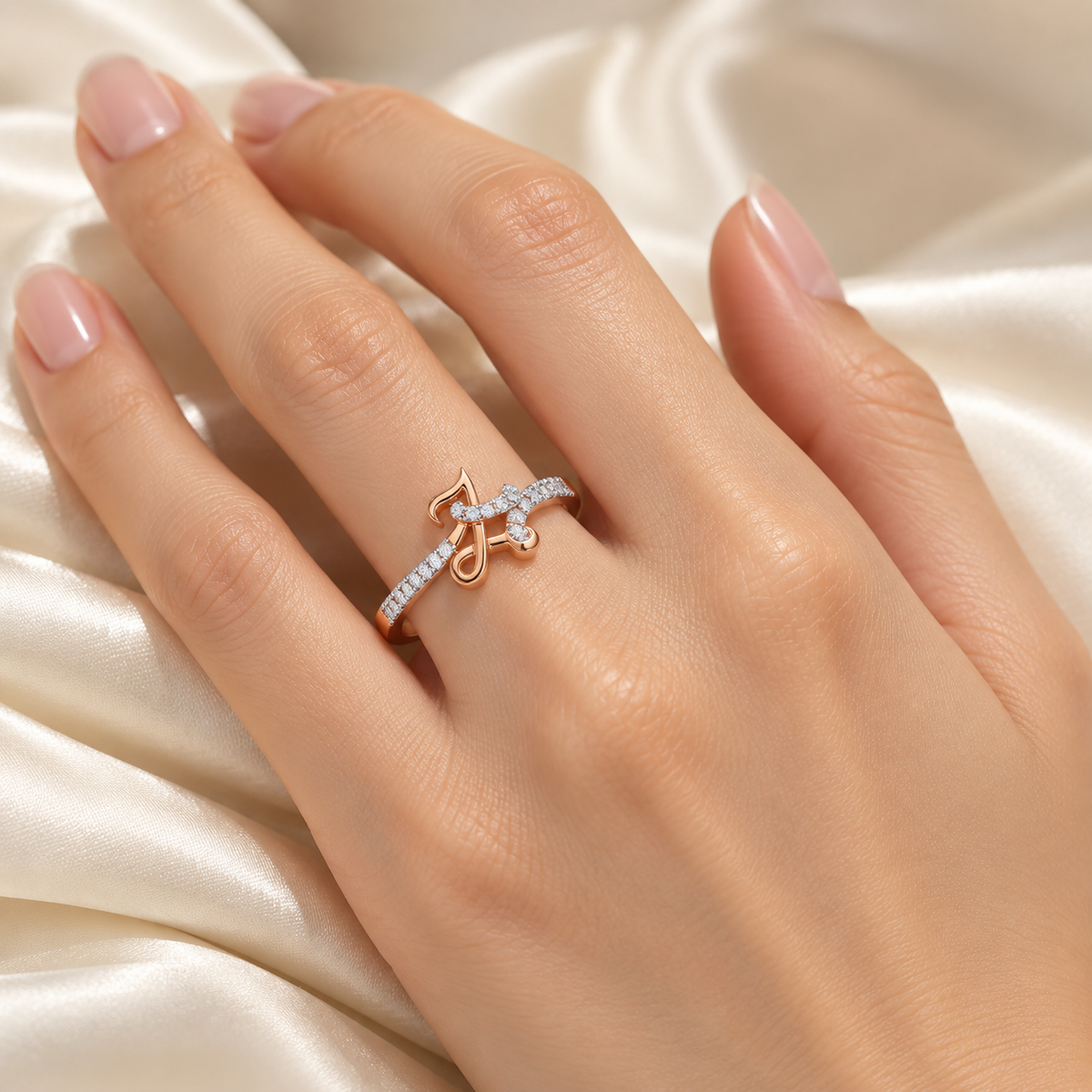 L-Love Silver Ring - Rose Gold - Model ring-finger image