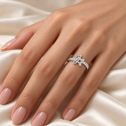 L-Love Silver Ring - White Gold - Model ring-finger image