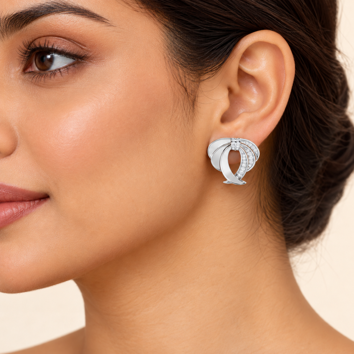 radiant ruffle silver earrings - White Gold - Model