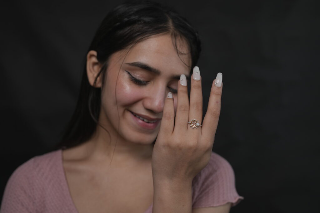 10 Romantic Ways to Propose with an Engagement Ring Under 30000